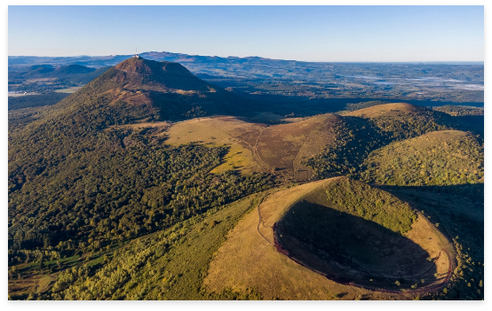 Auvergne Rhône Alpes: Montagnes emblématiques, gastronomie réputée, diversité des activités